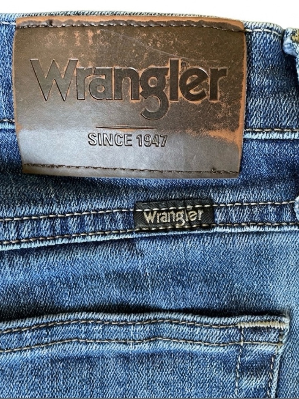 Wrangler Jeans Men’s Medium Wash Blue Straight Leg Regular Fit - Picture 7 of 8